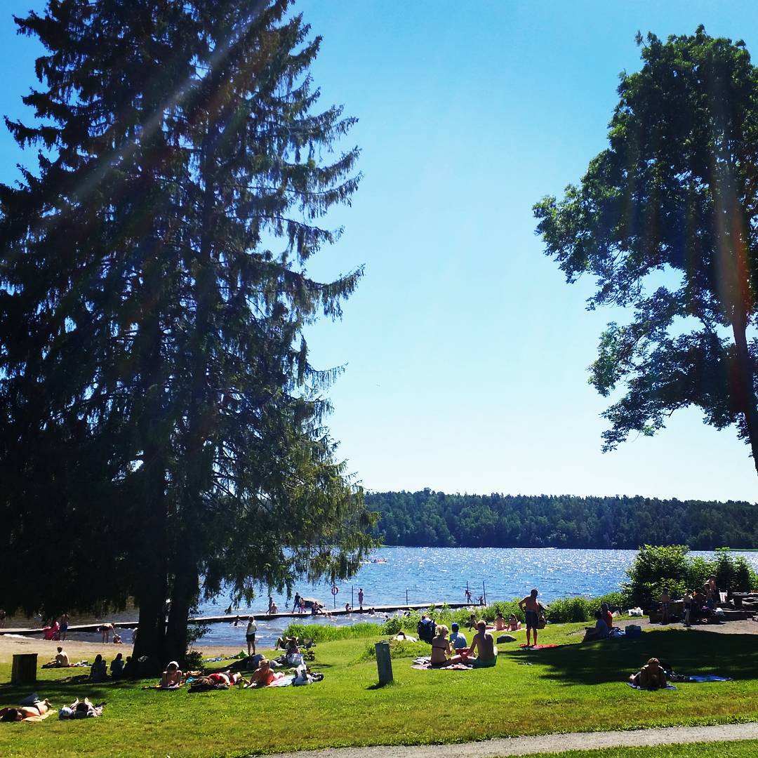 Det är så varmt denna vecka så man måste ta fram poolen och se till att det finns rent vatten i den.