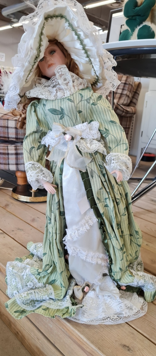 Mycket udda porslinsdocka från loppis